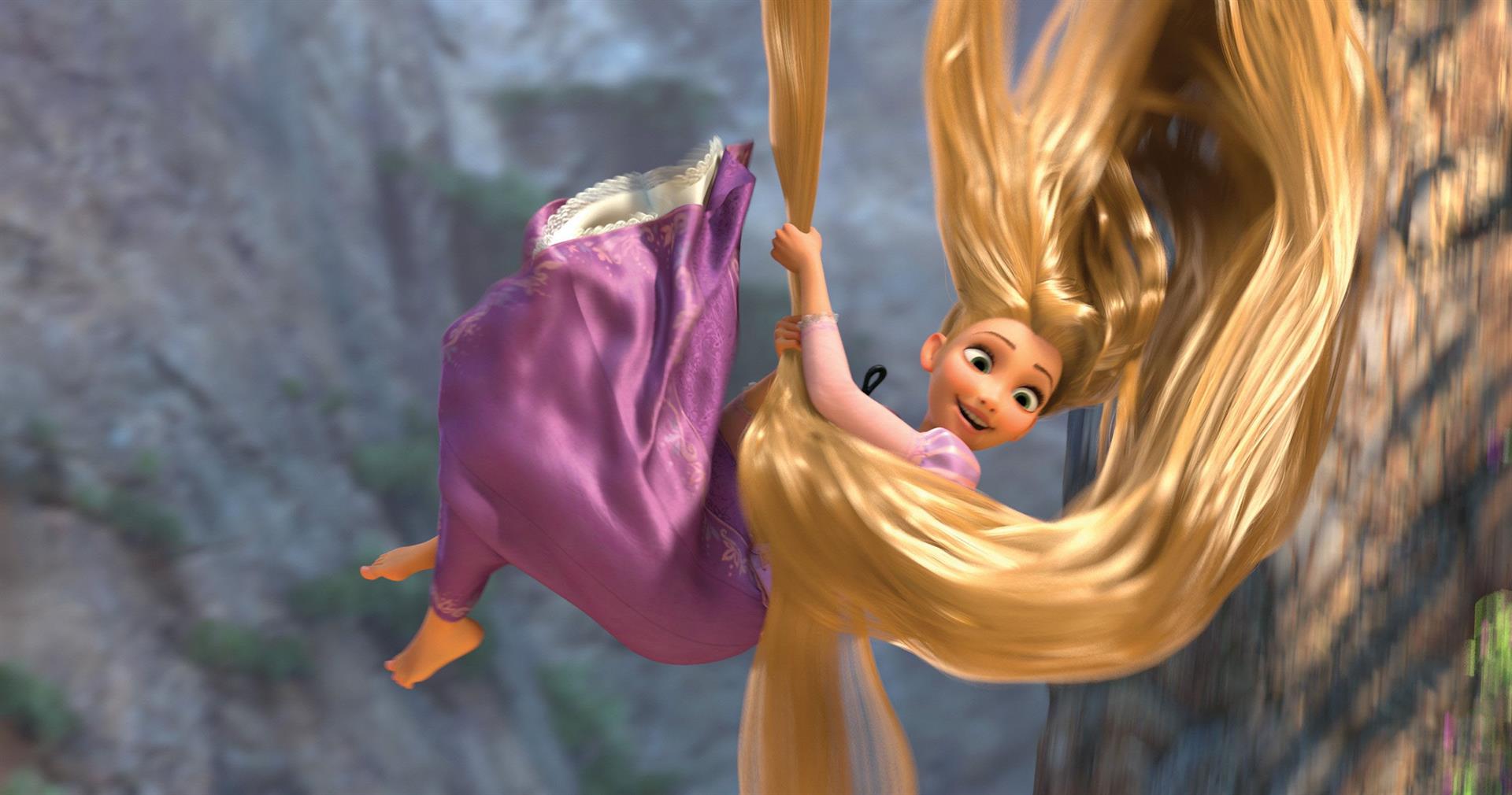 Enrédate con este encantador cosplay de Rapunzel en sus dos facetas
