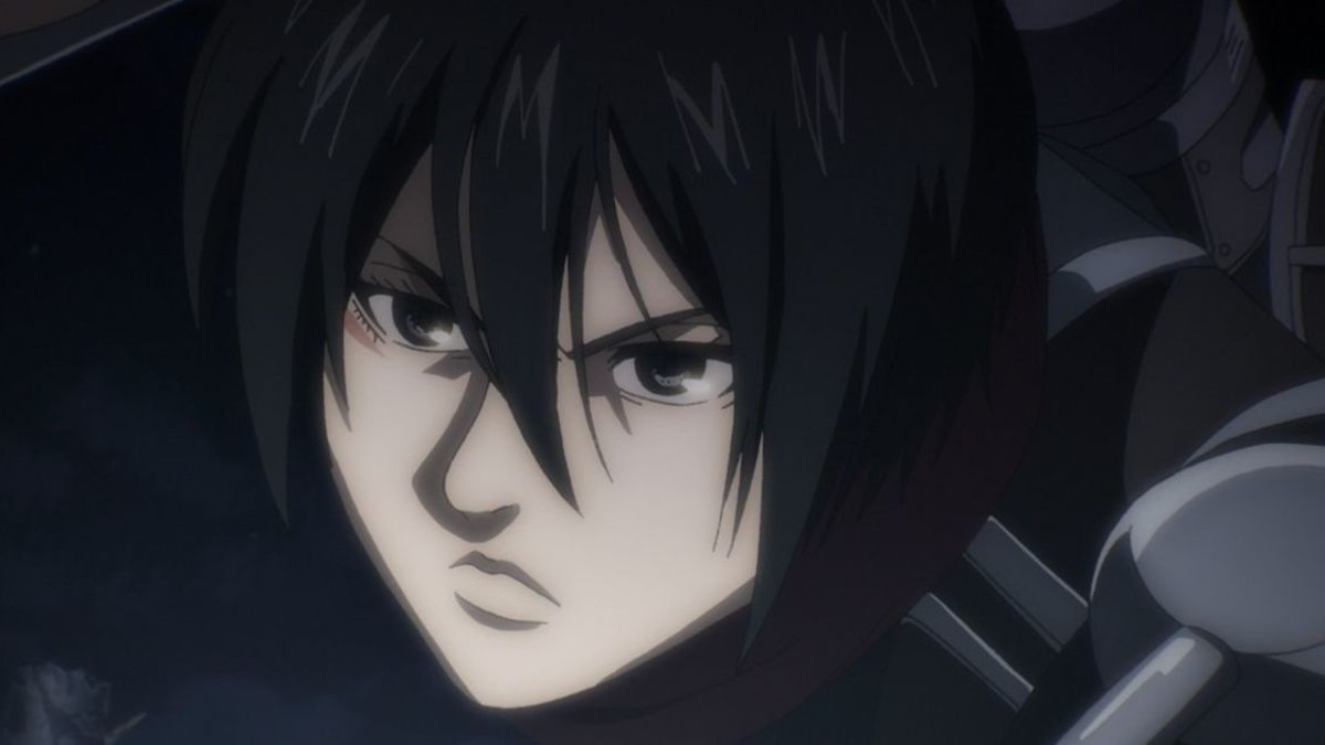 Mikasa Ackerman luce su uniforme completamente negro en cosplay de Attack on Titan