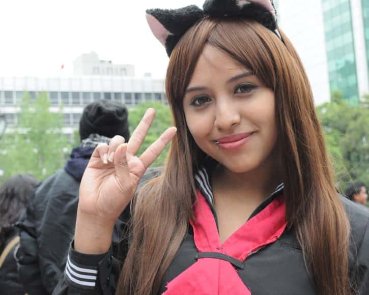 Una otaku cosplayer saludando a la cámara